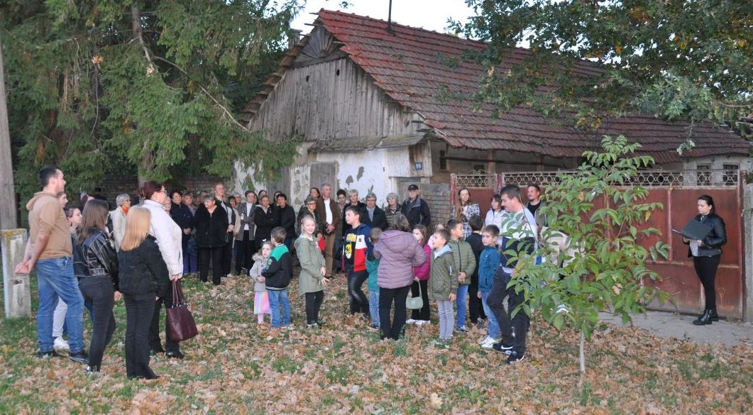 56-os megemlékezés Ürményházán a legrégibb ház előtt