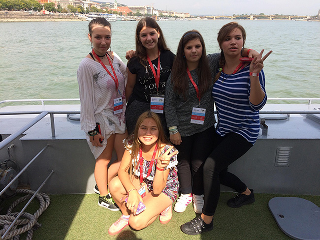 Petrozsényi lányok hajókáznak a Dunán