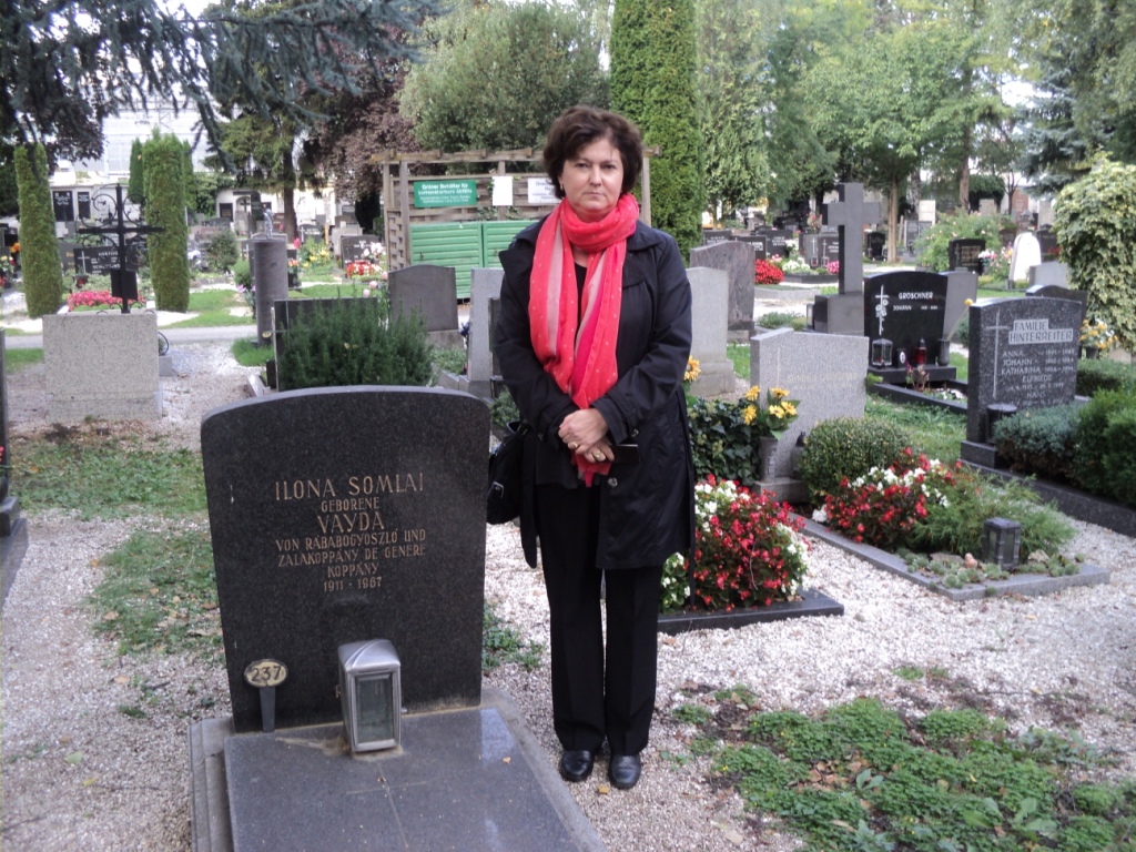 Varga Gabriella Linzben Somlai Ilona sírjánál