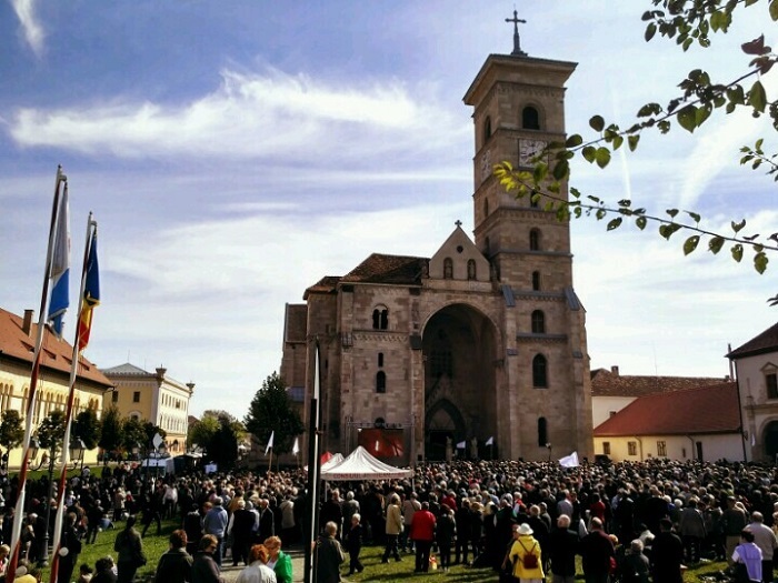 A Székesegyházat körülölelő zarándokok tömege