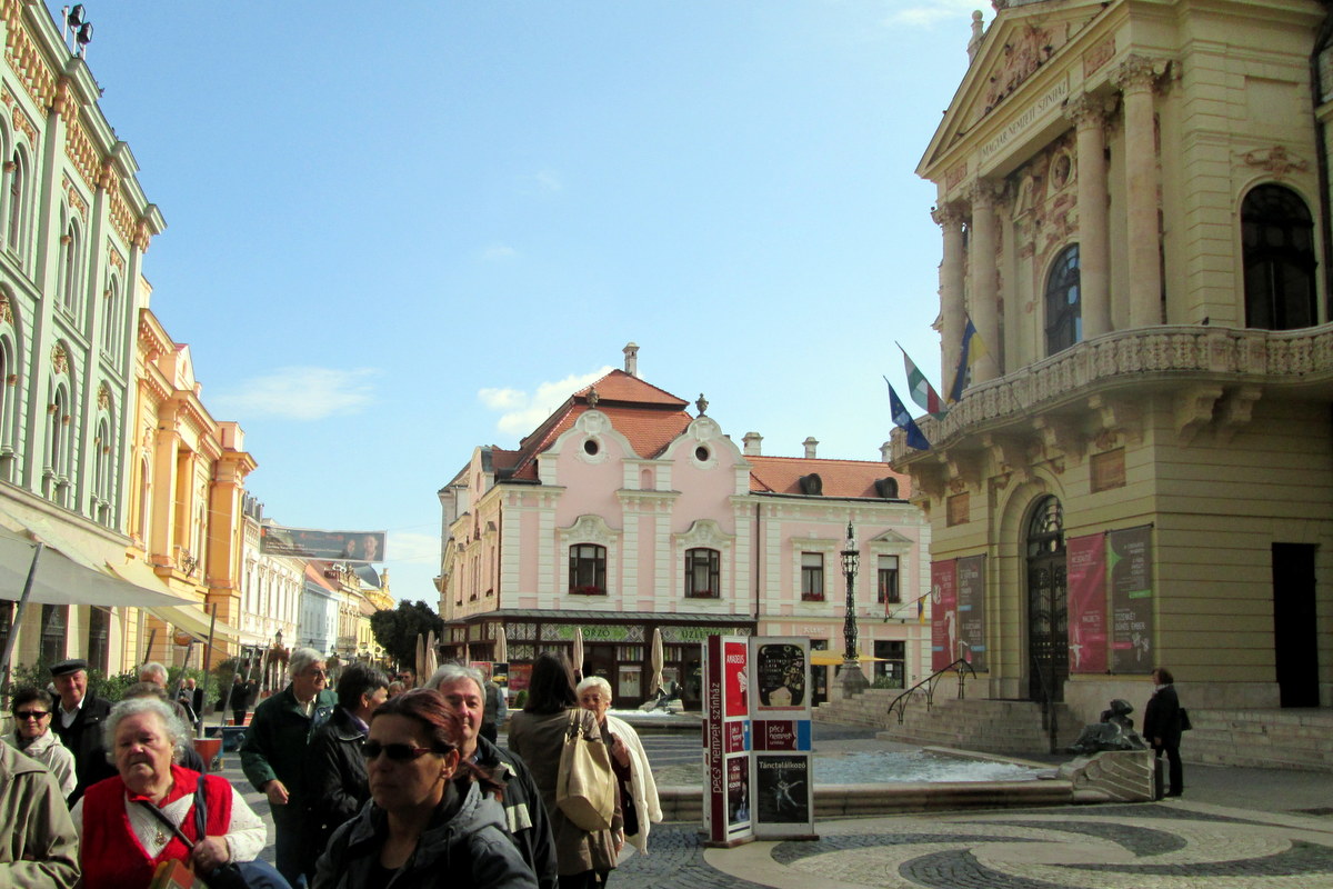 Kívülről megnéztük a Pécsi Nemzeti Színház épületét is