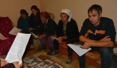 Pokolpataki asszonyok katonadalt tanulnak a Petőfi-ösztöndíjassal