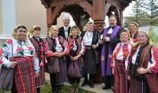 Miniszteri biztosi és püspöki társaságban a moldvai csángómagyar asszonyok