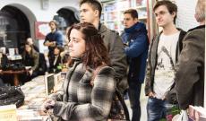 Érdeklődők - a háttérben homályosan bár, de mi is jelen vagyunk!