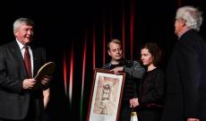 Dudás Károly, a Vajdasági Magyar Szövetség (VMSZ) elnöke átadja az egyik "Életfa díjat"