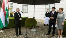 Áder Jánossal a Sándor palota előtt