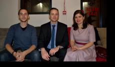 Dr. Varga Miklós konzullal és a Teleház egy tagjával az április 5-ei kiállítás megnyitón