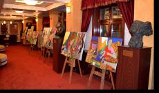 A csütörtöki esemény: a teremben gálaest, a folyosón kiállítás!