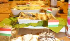 "Az asztal terítve, immár minden kész" "Az asztal terítve, immár minden kész"