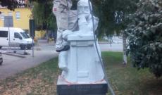Szenczi Molnár Albert szobor megtisztítása