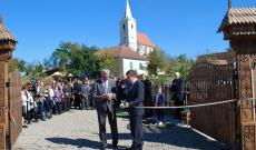 Szőcs Antal polgármester és Mucsi Géza politikai tanácsadó átadja az újonnan felállított székelykaput
