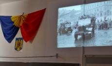 Alkalmi filmvetítés az osztályteremben az '56-os eseményekről, majd korabeli fotók átnézése és megbeszélése