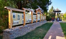 Emlékkiállítás Petőfi körtefájánál, a Gyárfás-kúria kertjében, a körtefánál magyarországi látogatók helyeznek el nemzeti színű szalagot