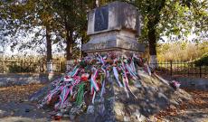 Az Ispán-kúti Petőfi emlékhely Segesvár közelében, mögötte kukoricás - 2019 októbere