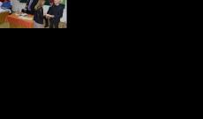 Perduk János átadja a beregrákosi és munkácsi csoportoknak járó díjakat