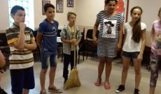 Nagy kedvenc: a seprűs játék