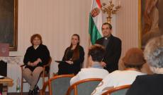 Balogh Margit történész, Takács Éva előadóművész és Varga János rektor (Fotó: Miklós Tünde)