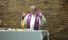 Szabó Ernő atya a welsi Szent István-templom kápolnájában február 28-án Szabó Ernő atya a welsi Szent István-templom kápolnájában február 28-án