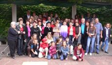 A csíkszeredai Borsika gyermektánccsoport Linzben a vendégfogadó családokkal együtt