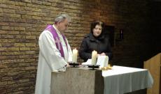Szabó Ernő atya és Varga Gabriella Welsben a Szent István-templom kápolnájában február 28-án