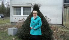 A csíkkarcfalvi születésű Kiss Irénke gyermekkorában mezei virágokat szórt Márton Áron szülői háza elé A csíkkarcfalvi születésű Kiss Irénke gyermekkorában mezei virágokat szórt Márton Áron szülői háza elé