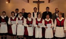 A linzi Márton Árpád Néptáncegyüttes tagjai az Ó, én édes jó Istenem ősi székely himnuszt éneklik