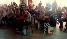 lassan megtelik a terem lassan megtelik a terem