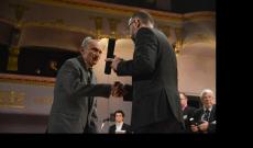 Az Ezüstfenyő Díjat átveszi Dr. Búzás Árpád Medgyesről Az Ezüstfenyő Díjat átveszi Dr. Búzás Árpád Medgyesről