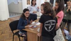 Berg Judit aláírja a mesekönyveket