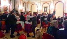 A néptáncosok felkérték a közönséget is táncolni.