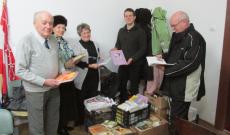 A könyvadomány átadása a közösség vezetőinek A könyvadomány átadása a közösség vezetőinek