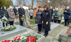 Ožvald Erzsébet, Pozsony megye alelnöke megkoszorúzta a síremléket