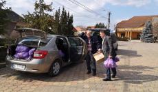 Czuhai Miklós piski református lelkész átveszi a csomagokat Gyulafehérvár mellett