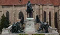 A kolozsvári Mátyás király emlékmű, közkeletű nevén, a kolozsvári Mátyás-szobor, Fadrusz János leghíresebb alkotása, ma is Kolozsvár városképének, főterének meghatározó szimbóluma