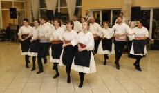 Csúzai Csárdás tagjai moldvait táncolnak