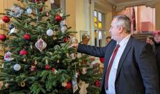 a Magyar Házat ábrázoló karácsonyfadísz felkerül a fára 