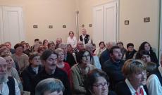 Közönség a kevevári katolikus plébánián