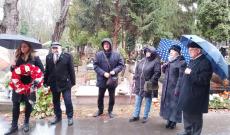 Megemlékezők Pozsonyban, a csalogányvölgyi temetőben