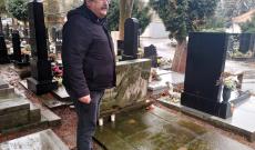 Brogyányi Mihály idegenvezető a síremléknél