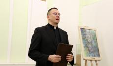 Molnár Tamás, a pozsonyi katolikus lelkipásztora nyitotta meg a kiállítást