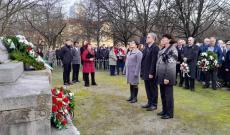 Bárdos Gyula, a Csemadok elnöke is elhelyezte az emlékezés virágait