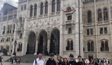 Csoportkép az Országház előtt 