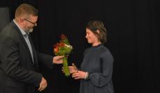 Soós Mihály virágot nyújt át Gál Anasztáziának (fotó: MMR)