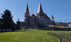 Vajdahunyad vára és az előtte lévő park