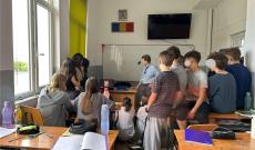 Diákok néznek egy videót a laptopon