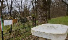 Egy emlékasztal a parkban