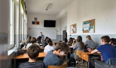 Előadó egy 7-es osztályban a tábla előtt