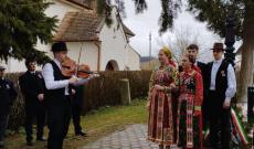 Népzenészek és -táncosok népviseletben