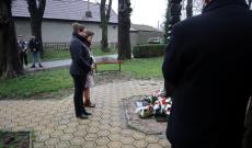 A Galánta és Vidéke Társulás elhelyezi koszorúját a kopjafánál a márciusi hősök tiszteletére