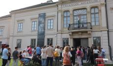 A Trianon Múzeum előtt